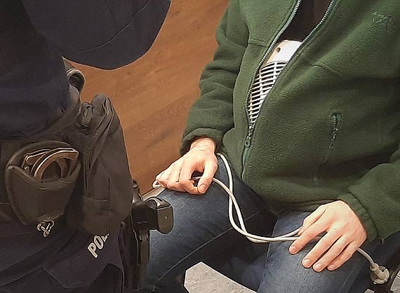 Jadc do szpitala, okradli karetk z banday i farelki. Chwil pniej podpisywali mandaty