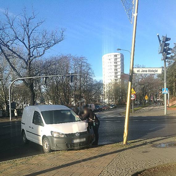 Samochód uderzył w uliczną latarnię