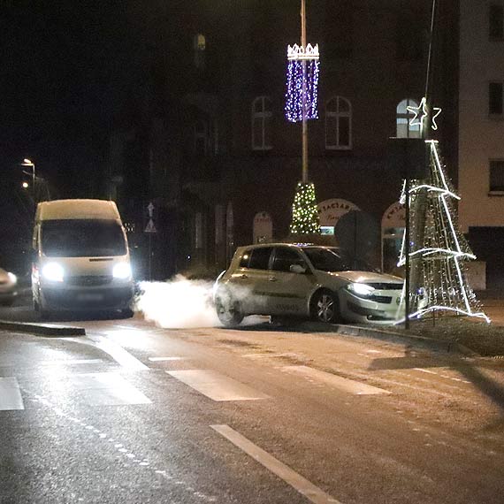 Samochd „wyldowa” na ulicznej wysepce