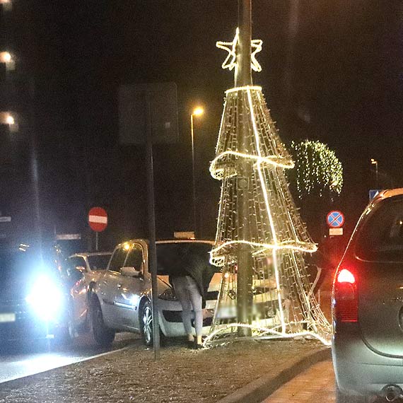 Samochd „wyldowa” na ulicznej wysepce