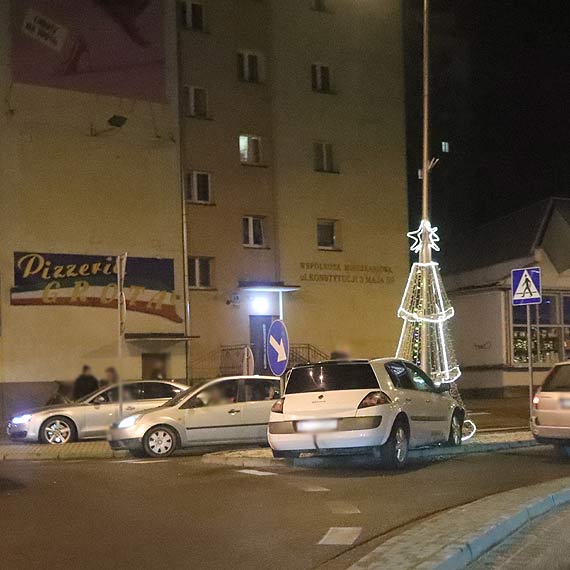 Samochd „wyldowa” na ulicznej wysepce