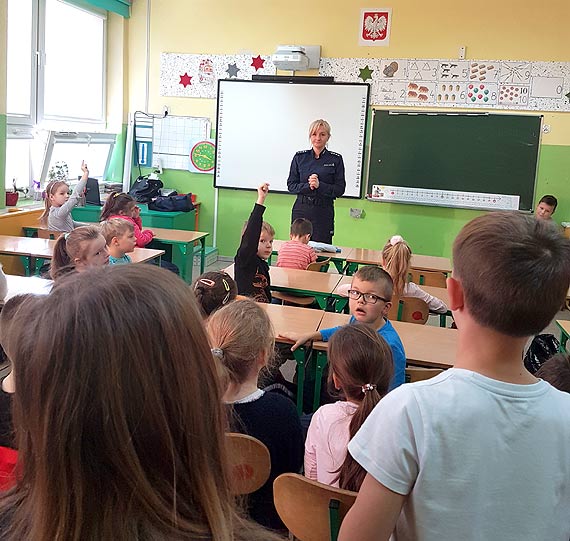 Cenna lekcja w SP nr 4 we współpracy z Komendą Miejską Policji w Świnoujściu