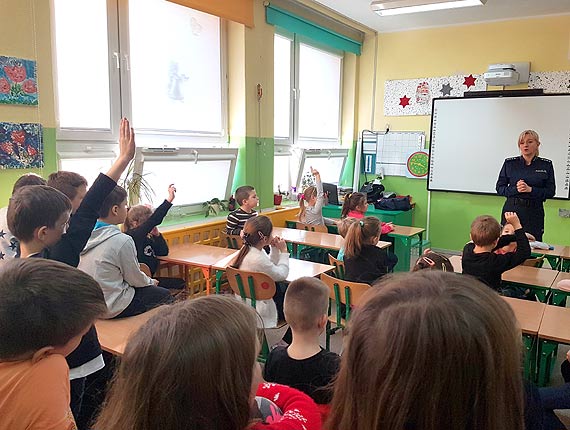 Cenna lekcja w SP nr 4 we współpracy z Komendą Miejską Policji w Świnoujściu