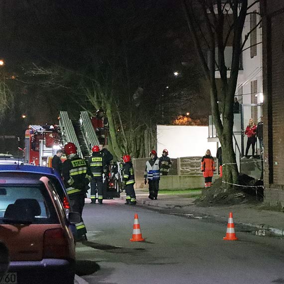 Z balkonu gono krzycza i wzywa pomocy. Mczyzna nie chcia wpuci sub. Zobacz film!