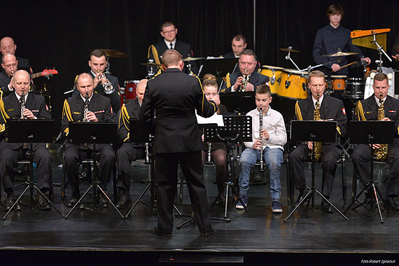 Na muzycznym poligonie: orkiestra wojskowa i uczniowie PSM znw zagrali razem. Zobacz film!