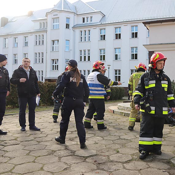 Ewakuacja Liceum! Picioro uczniw w szpitalu. Modzie poczua si le po tym jak kto rozpyli nieznan substancj chemiczn. Zobacz film!