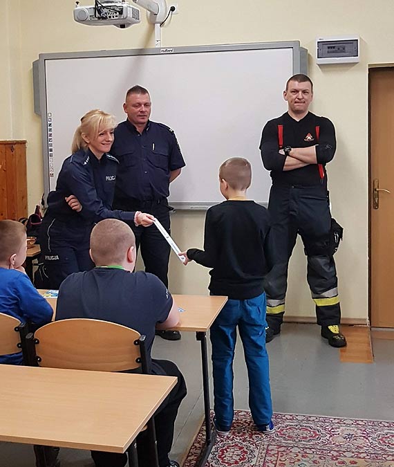 Policjanci w ramach akcji „Bezpieczne ferie” odwiedzili szkoły na terenie Świnoujścia