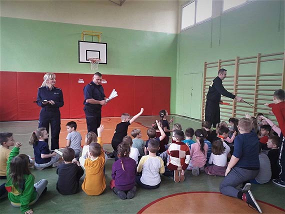 Policjanci w ramach akcji „Bezpieczne ferie” odwiedzili szkoły na terenie Świnoujścia