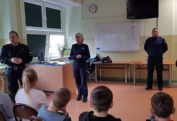 Policjanci w ramach akcji „Bezpieczne ferie” odwiedzili szkoły na terenie Świnoujścia