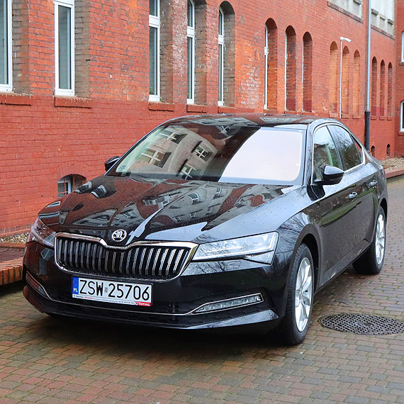 Skoda Suberb bez herbu miasta. Czy prezydent nie chce promować Świnoujścia?