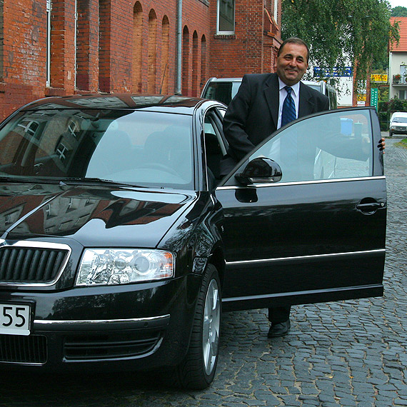 Skoda Suberb bez herbu miasta. Czy prezydent nie chce promować Świnoujścia?
