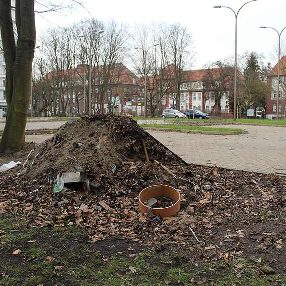 Jest parking i nie tylko... S te zostawione mieci