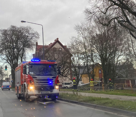 Wiatr przewrócił baner reklamowy McDonald's