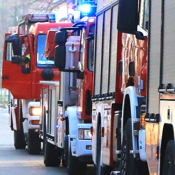 Straacy pomogli ratownikom znie pacjenta do karetki
