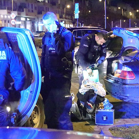 Prbowa wynie skradziony towar. Zaatakowany ochroniarz w szpitalu. Sprawca zbieg, policjanci ruszyli za nim. Zobacz film!