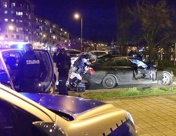 Prbowa wynie skradziony towar. Zaatakowany ochroniarz w szpitalu. Sprawca zbieg, policjanci ruszyli za nim. Zobacz film!