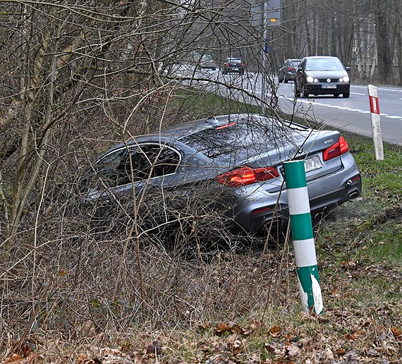 BMW w rowie. Kierujący mercedesem zawracał na DK3