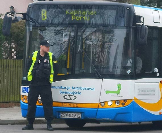 Autobus ostro hamował. Dwie pasażerki odwieziono do szpitala