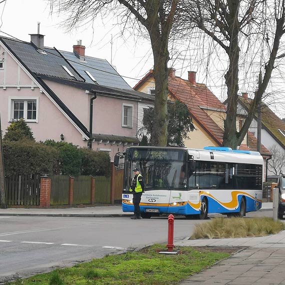 Autobus ostro hamował. Dwie pasażerki odwieziono do szpitala