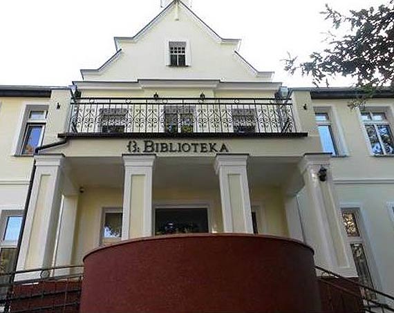 Uwaga. Zamknięte główne wejście do biblioteki