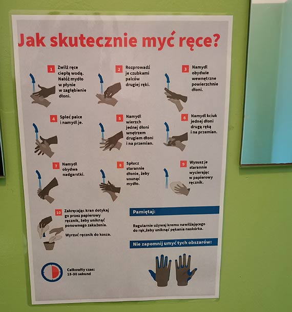 Mydło - w kubku, zamiast ręcznika... spodnie?