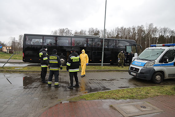 Wykryto osoby z gorczk. Nie wpuszczono autokaru na teren naszego miasta. Zobacz film!