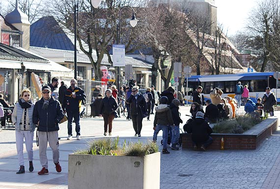 Nie wszyscy poważnie traktują zalecenia. Promenada wciąż pełna!