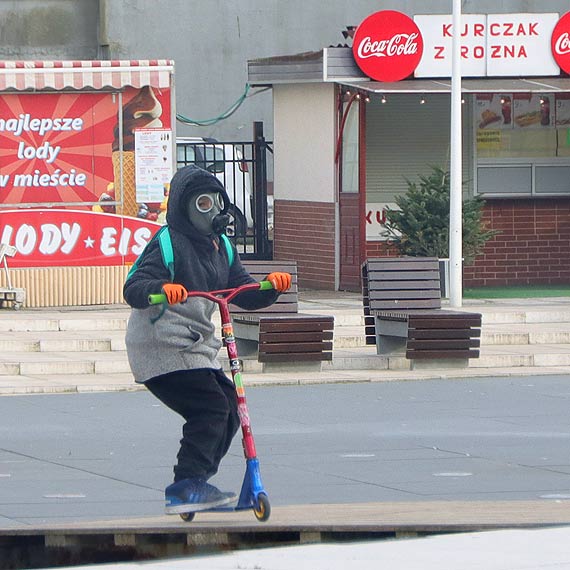 Chopiec znalaz sposb na bezpieczn zabaw na wieym powietrzu!