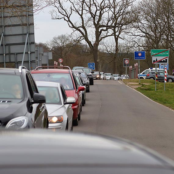 Sznur samochodów oczekujących na przejściu w Garz
