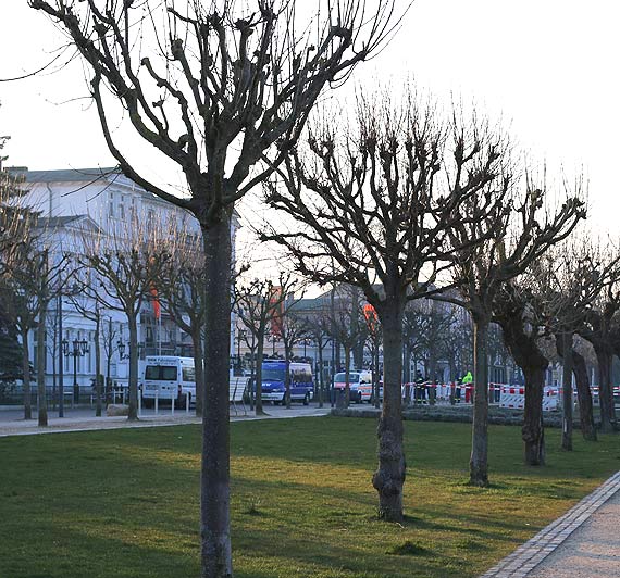 Policja, karetki pogotowia i auta wsparcia technicznego THW od dezynfekcji na promenadzie w Ahlbeck!