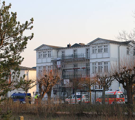 Policja, karetki pogotowia i auta wsparcia technicznego THW od dezynfekcji na promenadzie w Ahlbeck!