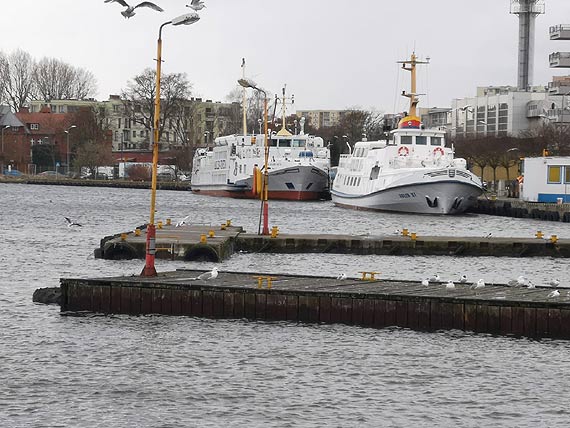 Porywy północnego wiatru do 10 stopni w skali Beauforta wdmuchują wodę do portu. Czy grozi nam cofka!?