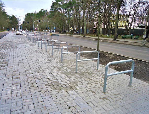 Montujemy stojaki na rowery