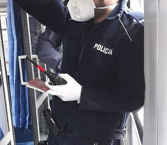 Nakaszlał na kobietę, mówiąc, że jest zakażony. Teraz za swój żart odpowie przed Sądem