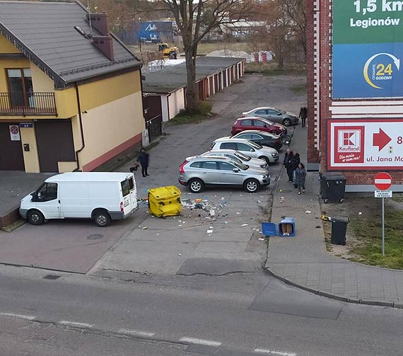 Kierowca zdemolowa mietniki, uszkodzi inny samochd i uciek