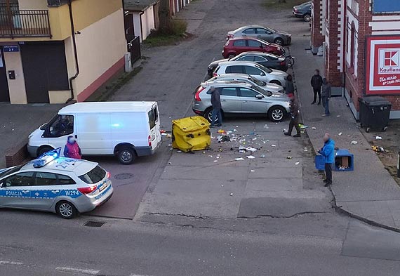 Kierowca zdemolowa mietniki, uszkodzi inny samochd i uciek