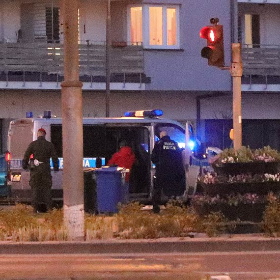Kierowca zdemolowa mietniki, uszkodzi inny samochd i uciek
