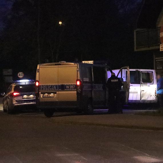 Kierowca zdemolowa mietniki, uszkodzi inny samochd i uciek