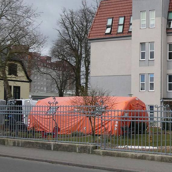 Strażacy pomogli w organizacji polowej izby przyjęć przed świnoujskim szpitalem