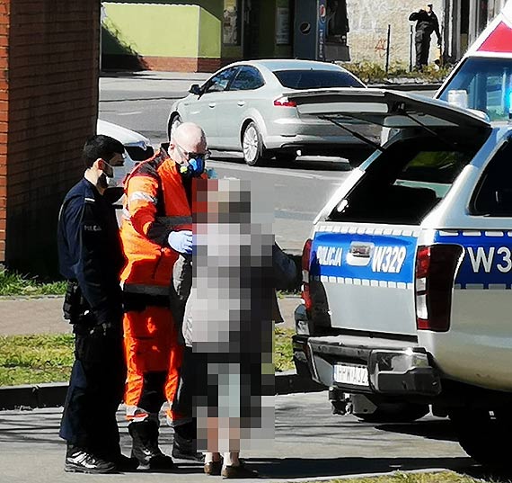 Kobieta upadła na ulicy. Została zabrana do szpitala