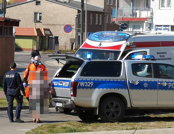 Kobieta upadła na ulicy. Została zabrana do szpitala