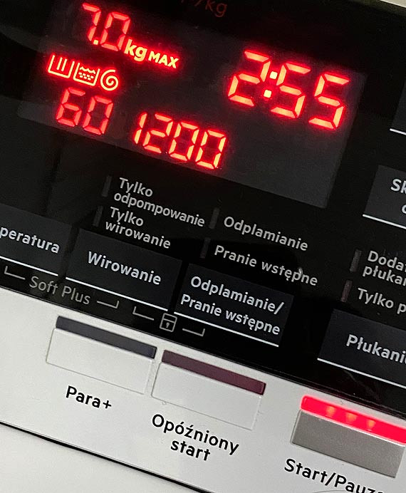 Ratownicy medyczni pior robocz odzie w domach?