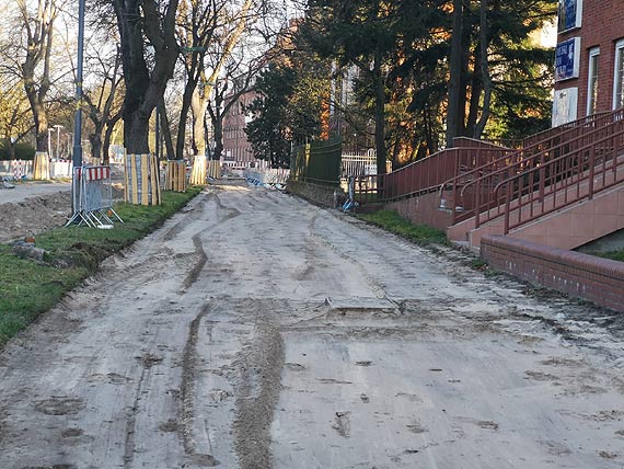 Końcowy odcinek Wojska Polskiego w przebudowie. Zdemontowali stare płyty chodnikowe