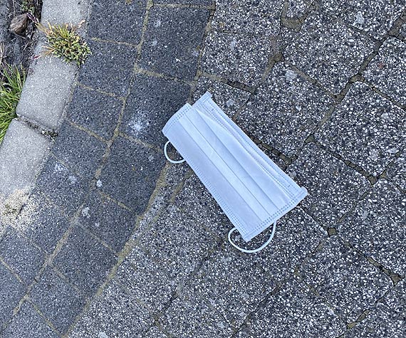 Zużyte maseczki i jednorazowe rękawiczki hulają po ulicach!