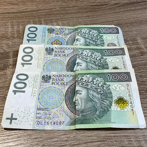 Seniorzy dostan po 300 zotych. Jednak pniej