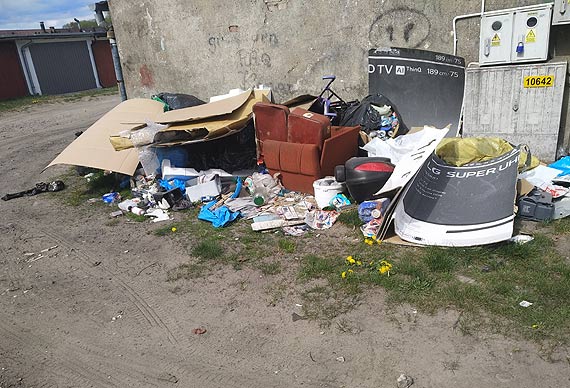 Czytelnik: Midzy garaami przybywa mieci!