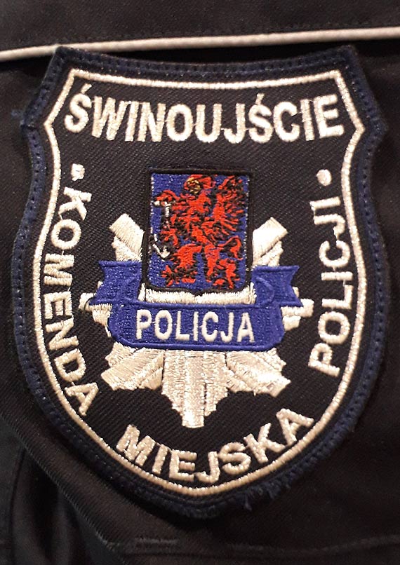 Policjanci pomogli kobiecie objtej kwarantann