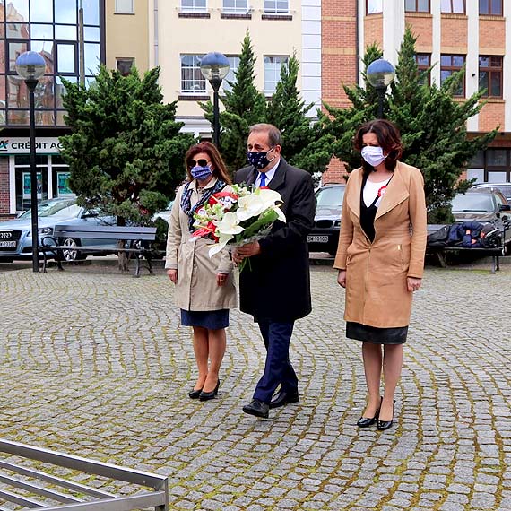 Uroczysto Konstytucji 3 Maja w winoujciu.  Wizanka kwiatw od wadz i przejmujca cisza wok. Zobacz film!