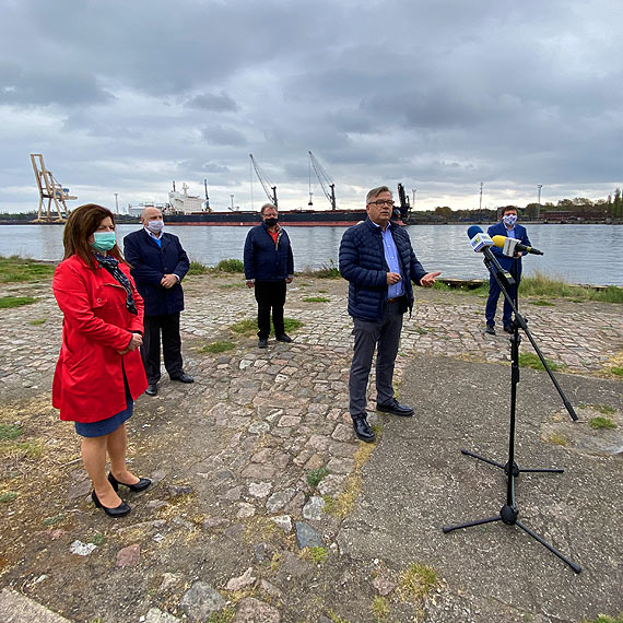 Pose Artur cki oraz winoujscy dziaacze Koalicji Obywatelskiej protestuj przeciw importowi wgla do Polski. Zobacz film!