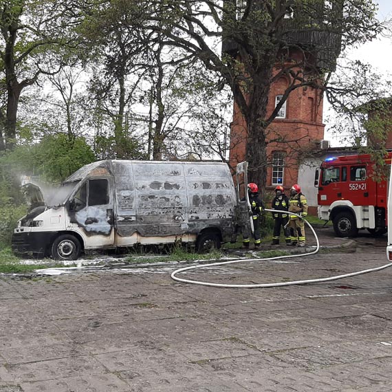 Spon samochd. Na miejscu straacy i policja